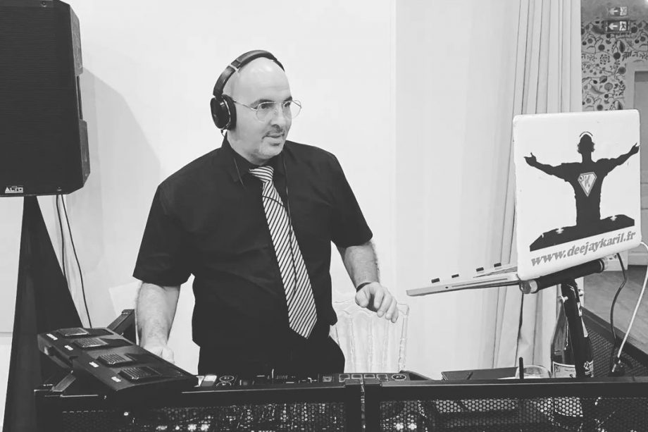 Deejay Karil aux platines avec casque lors d'un événement