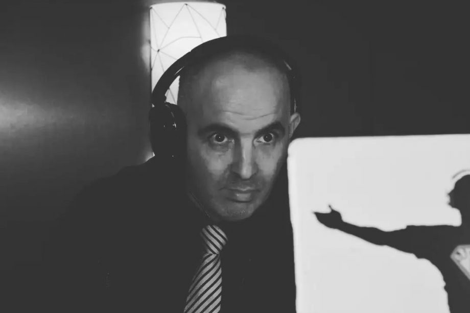 Portrait de Deejay Karil avec casque audio